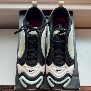 Nike Air Max 720 Black fossil pistachio frost, like new!